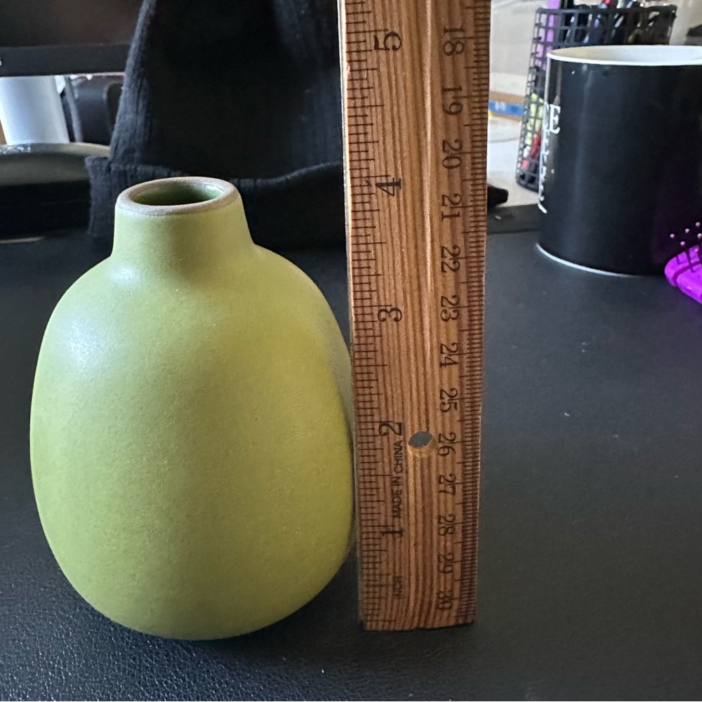 Heath Ceramics Bud Vase- Tomatillo - Picture 3 of 8